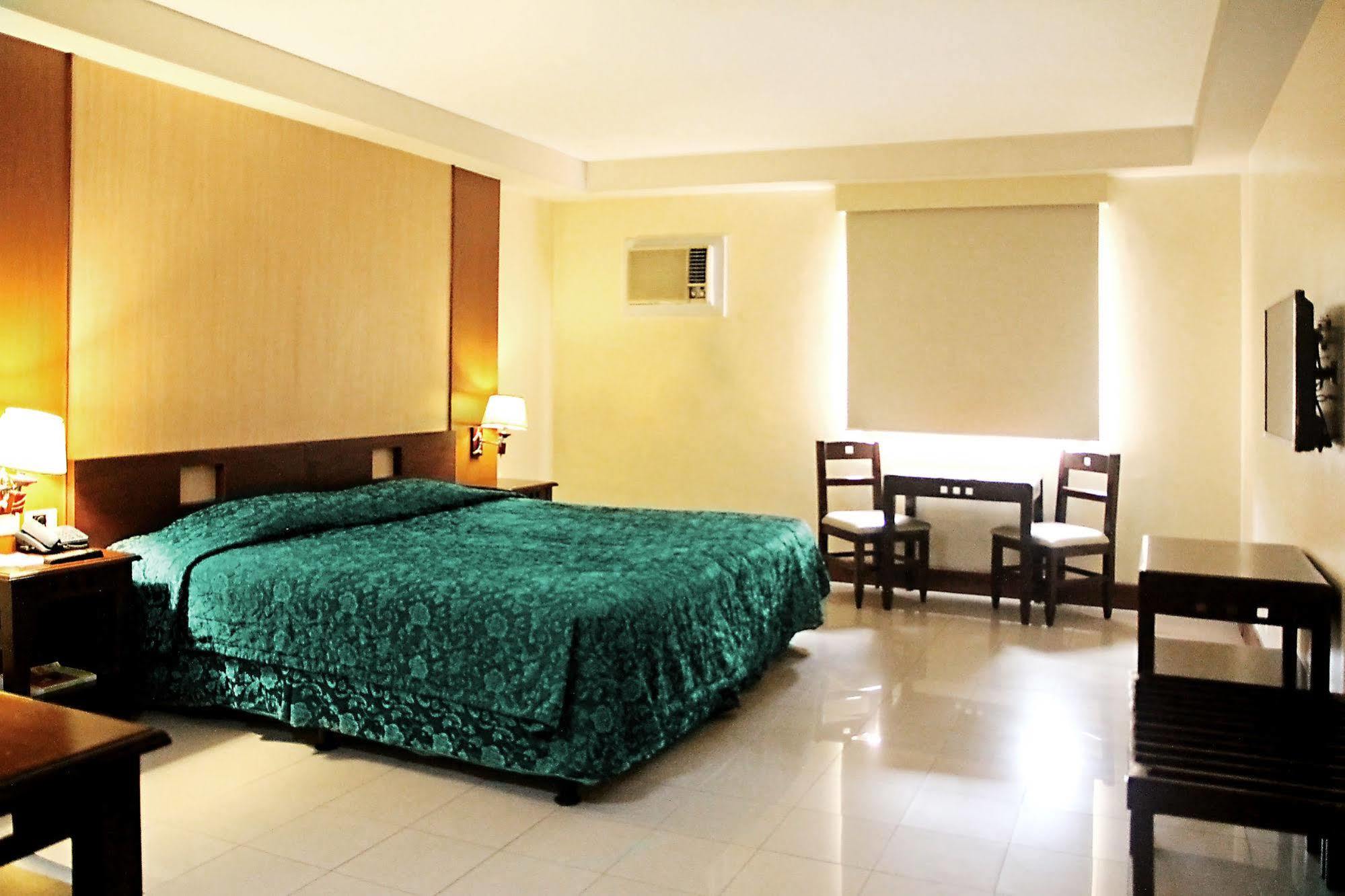 Cherry Blossoms Hotel Manila Exterior photo