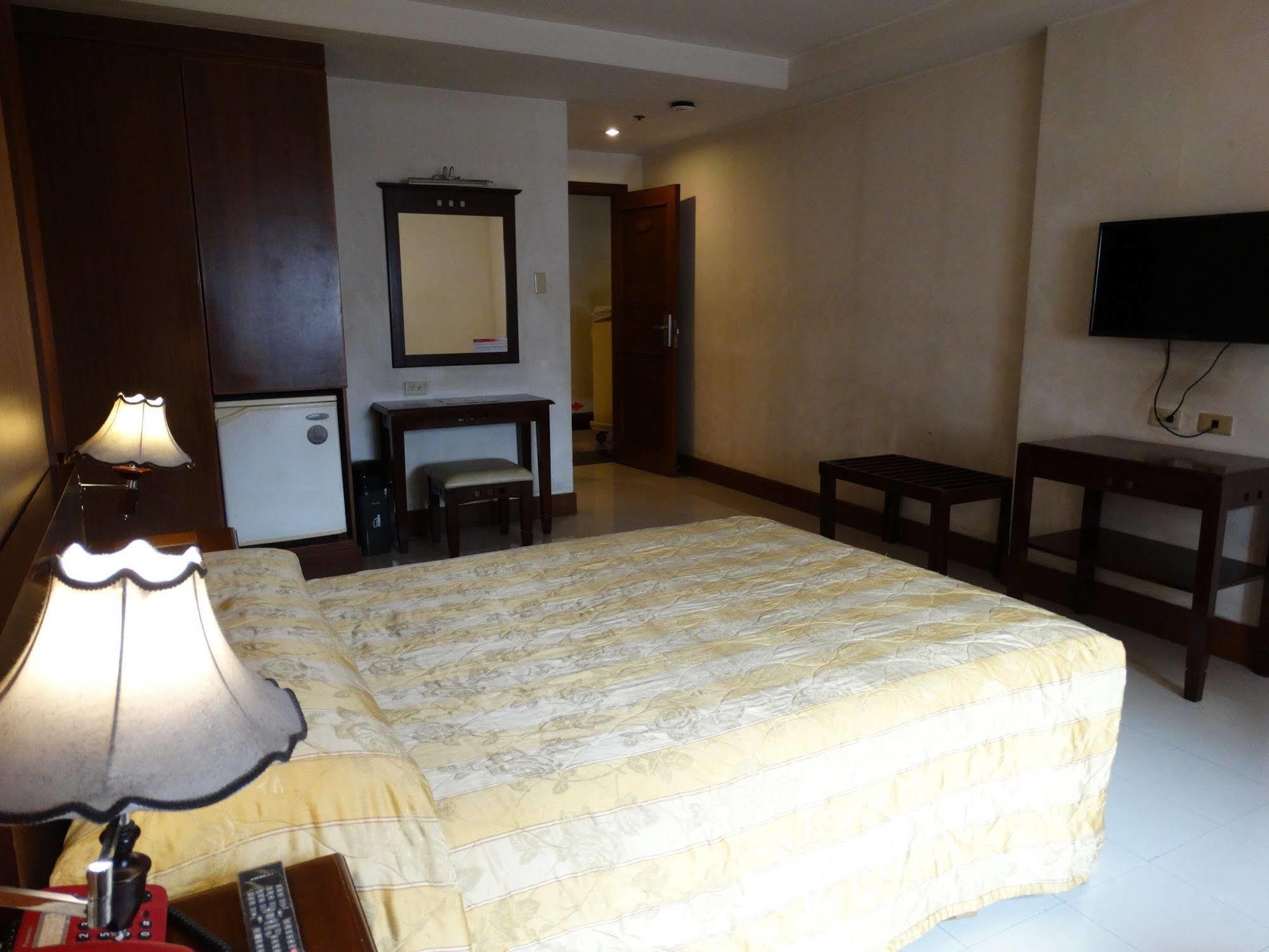 Cherry Blossoms Hotel Manila Exterior photo