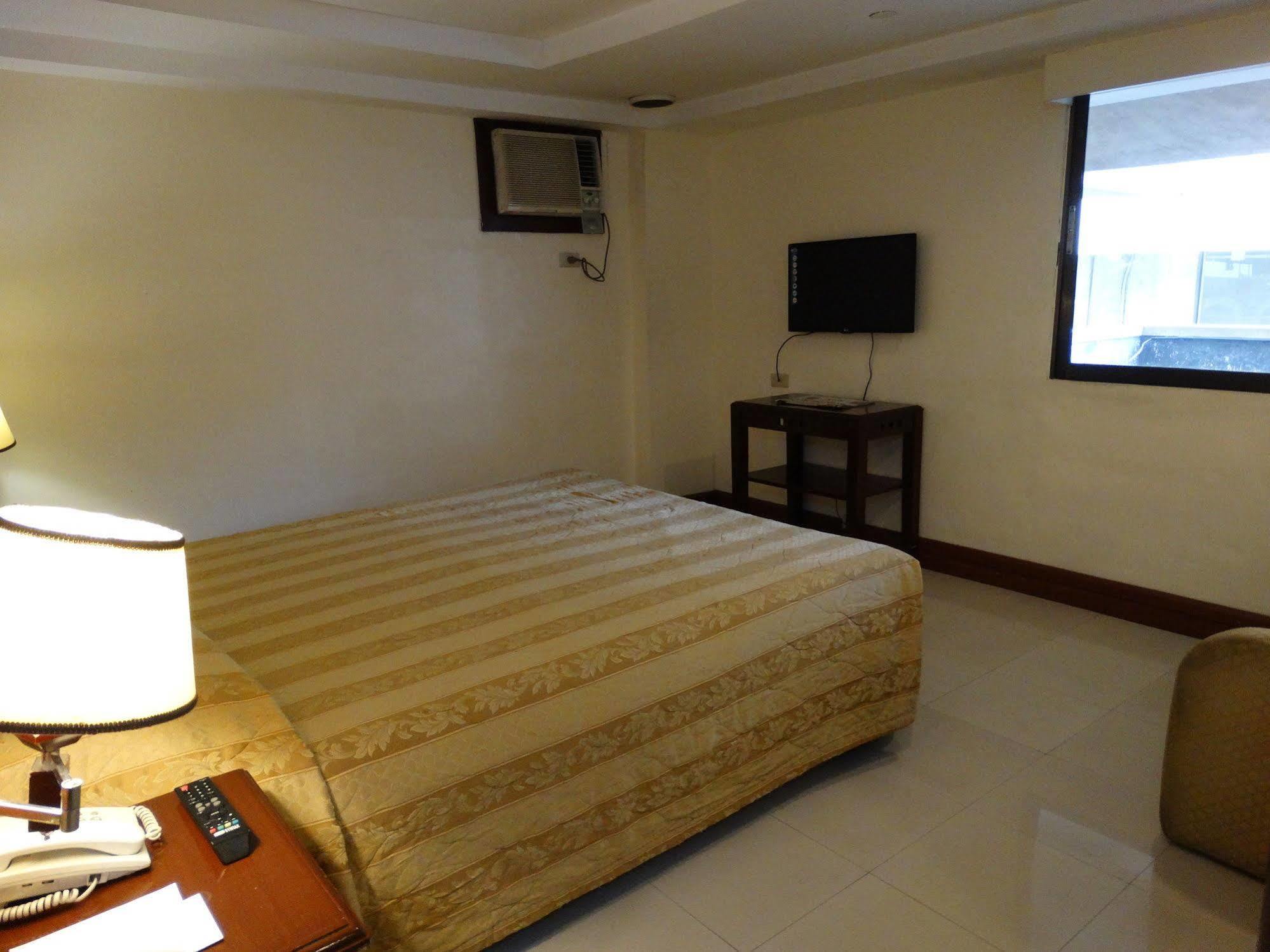 Cherry Blossoms Hotel Manila Exterior photo