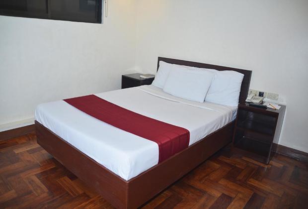 Cherry Blossoms Hotel Manila Exterior photo